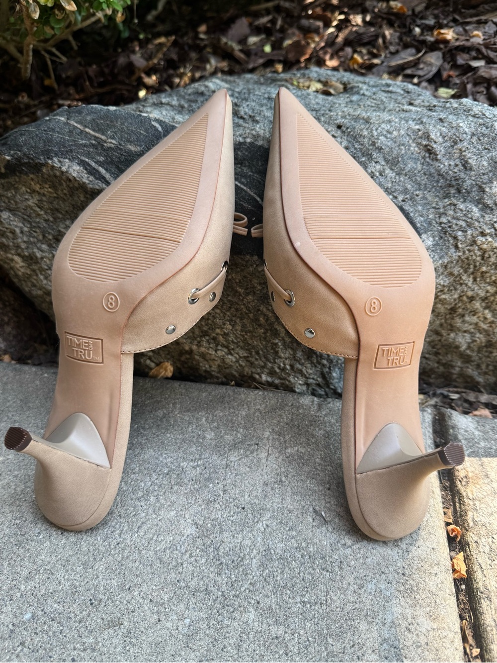 Time and Tru Tan Pointed-Toe Slip-On Mules with Grommet Bow sz 8 - Picture 5 of 5